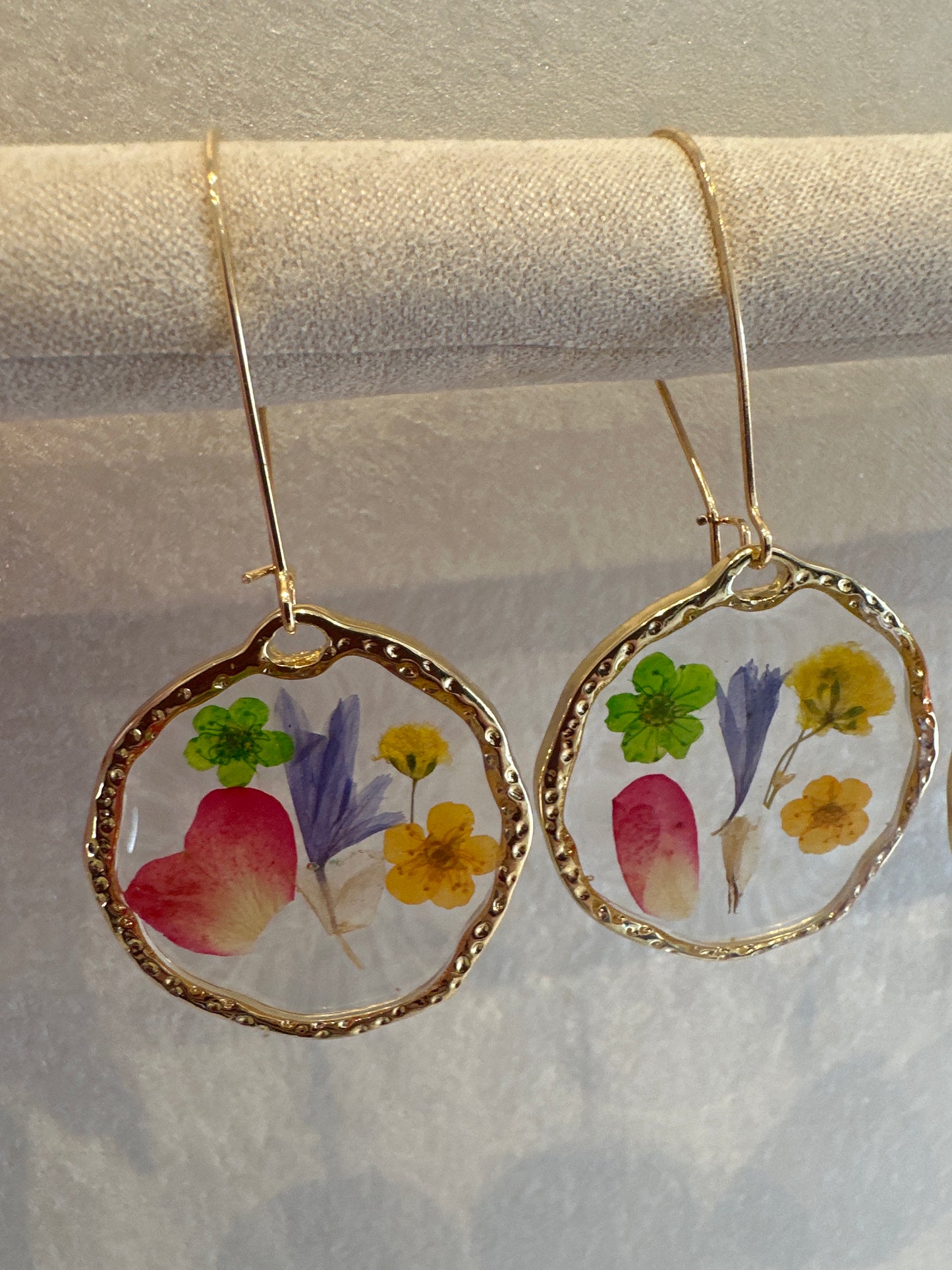 Orecchino medaglietta fiore