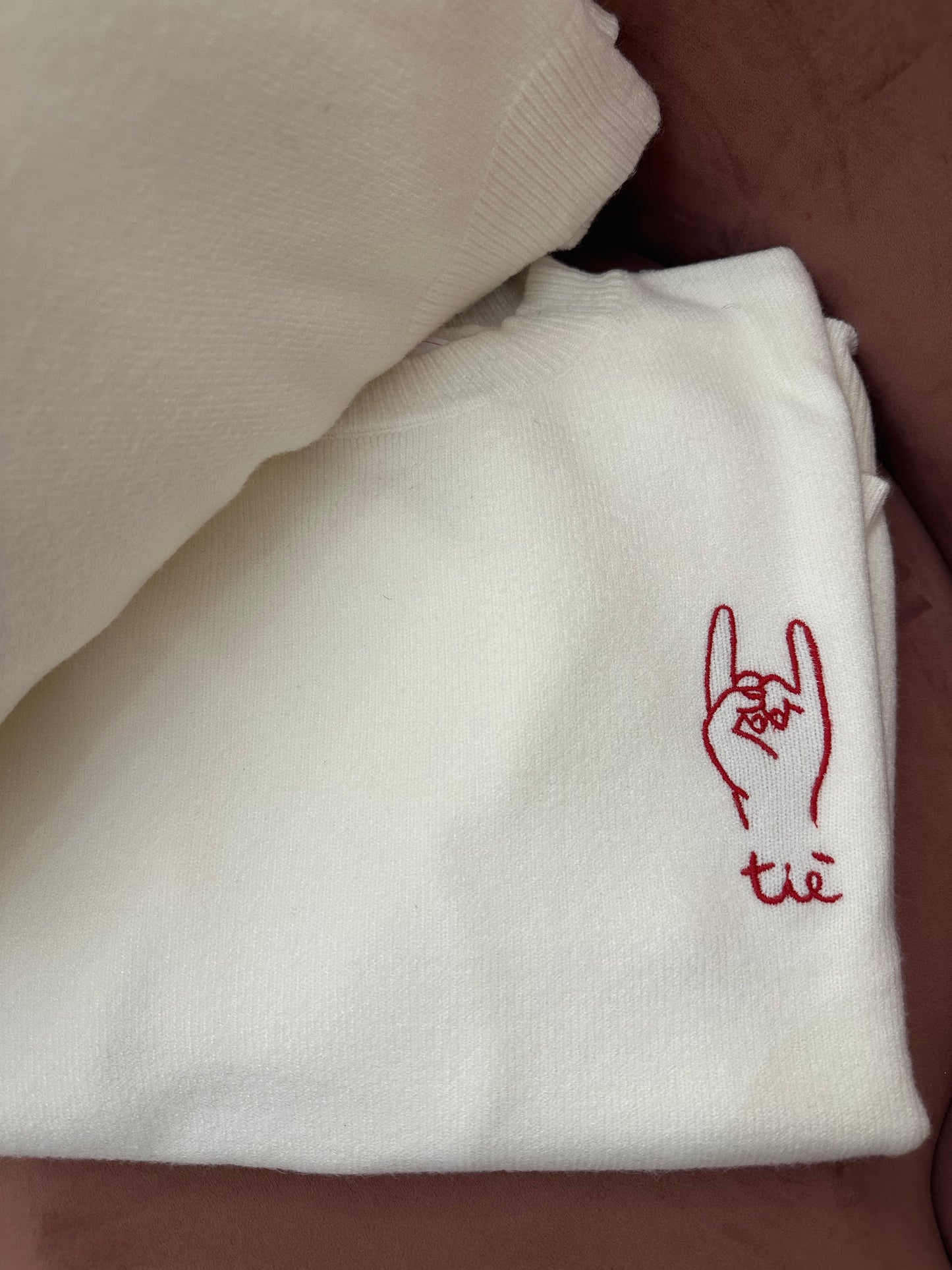 Pull scritta ricamata