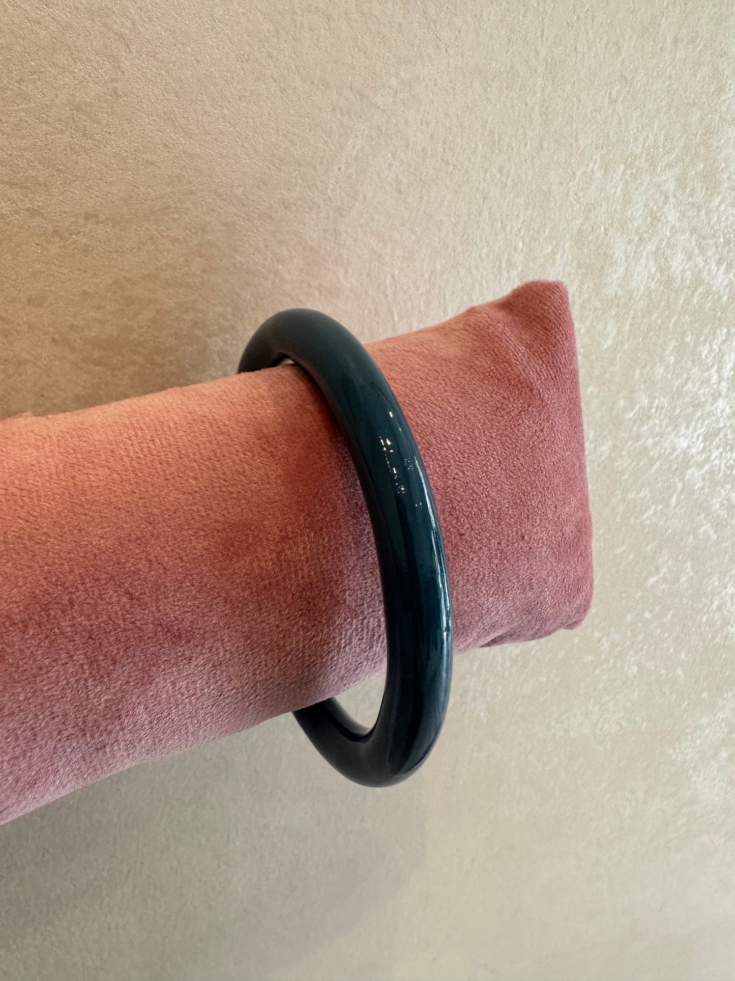 Bracciale rigido in resina