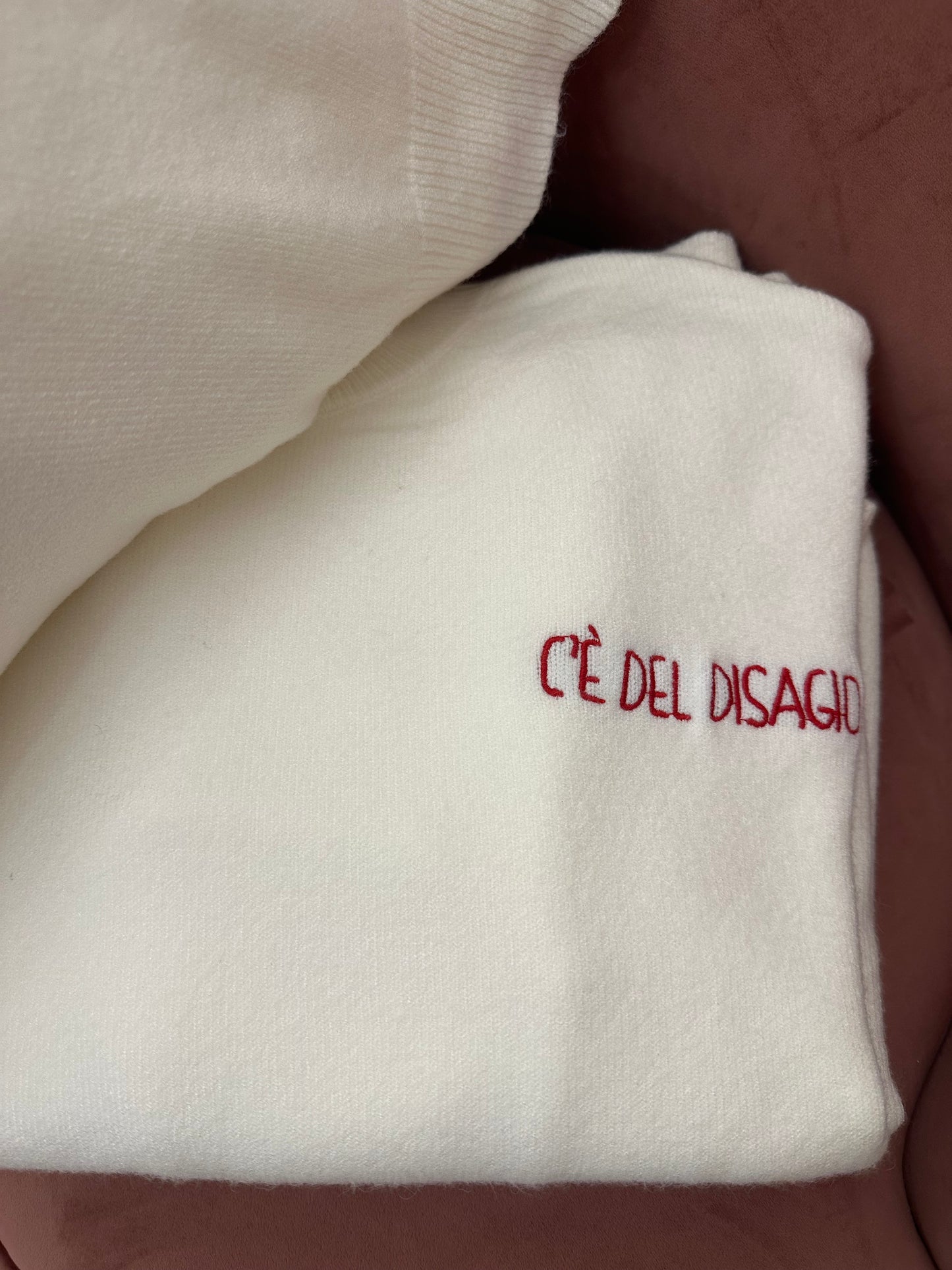 Pull scritta ricamata