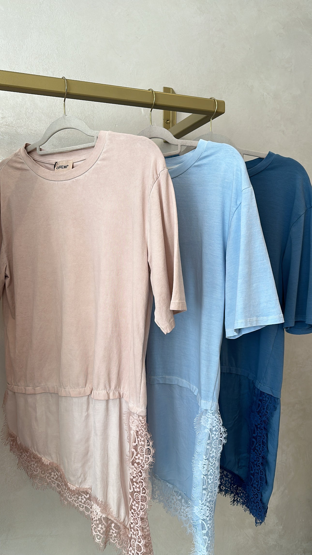 T-shirt dettaglio in pizzo denim