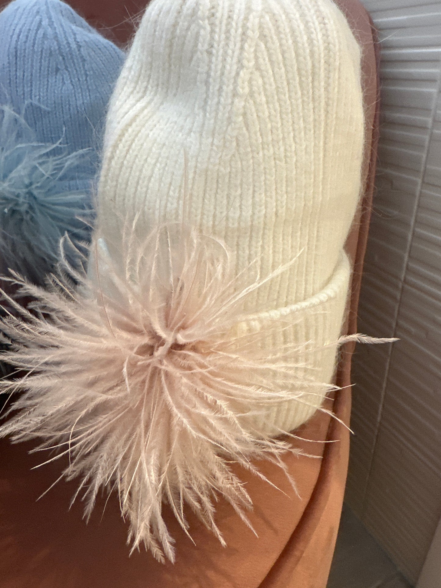 Berretta con spilla piume