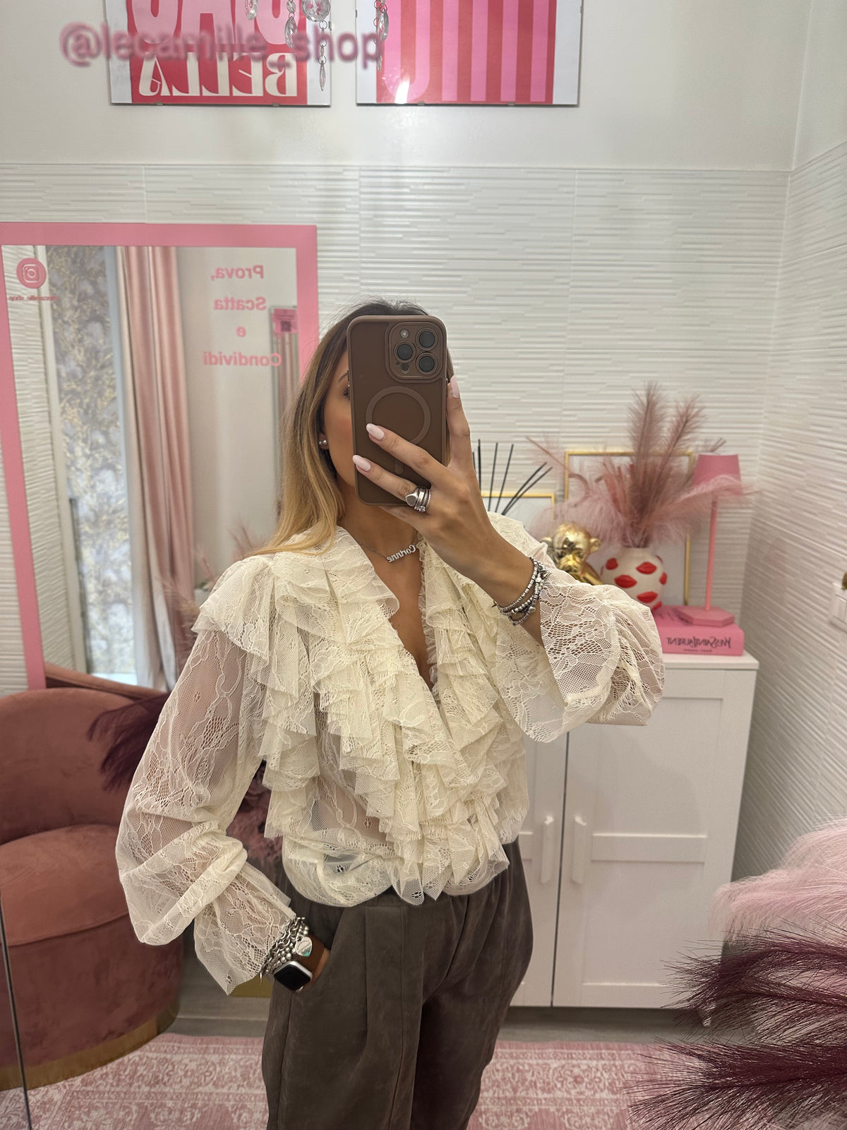 Blusa in pizzo con volant