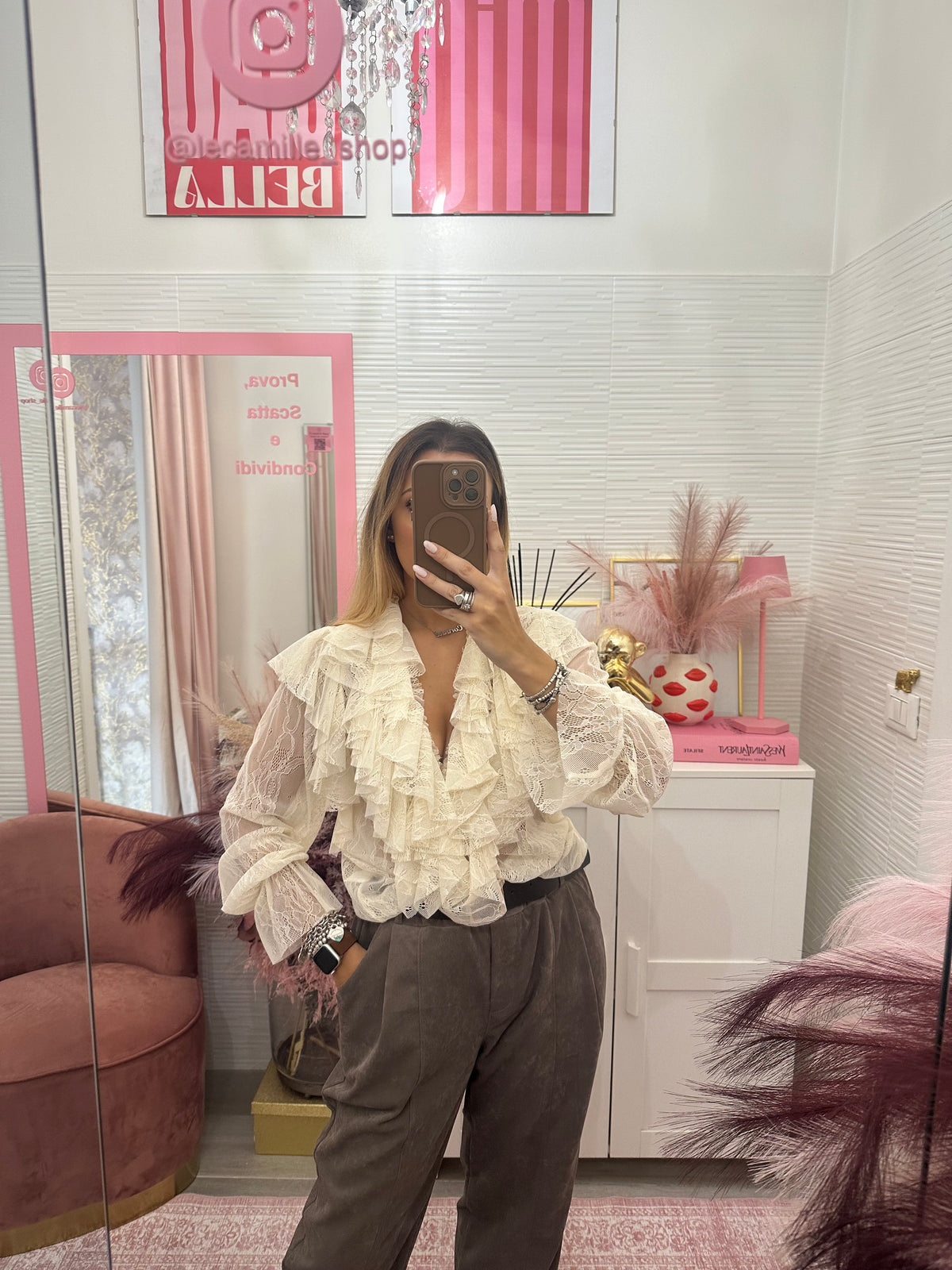 Blusa in pizzo con volant