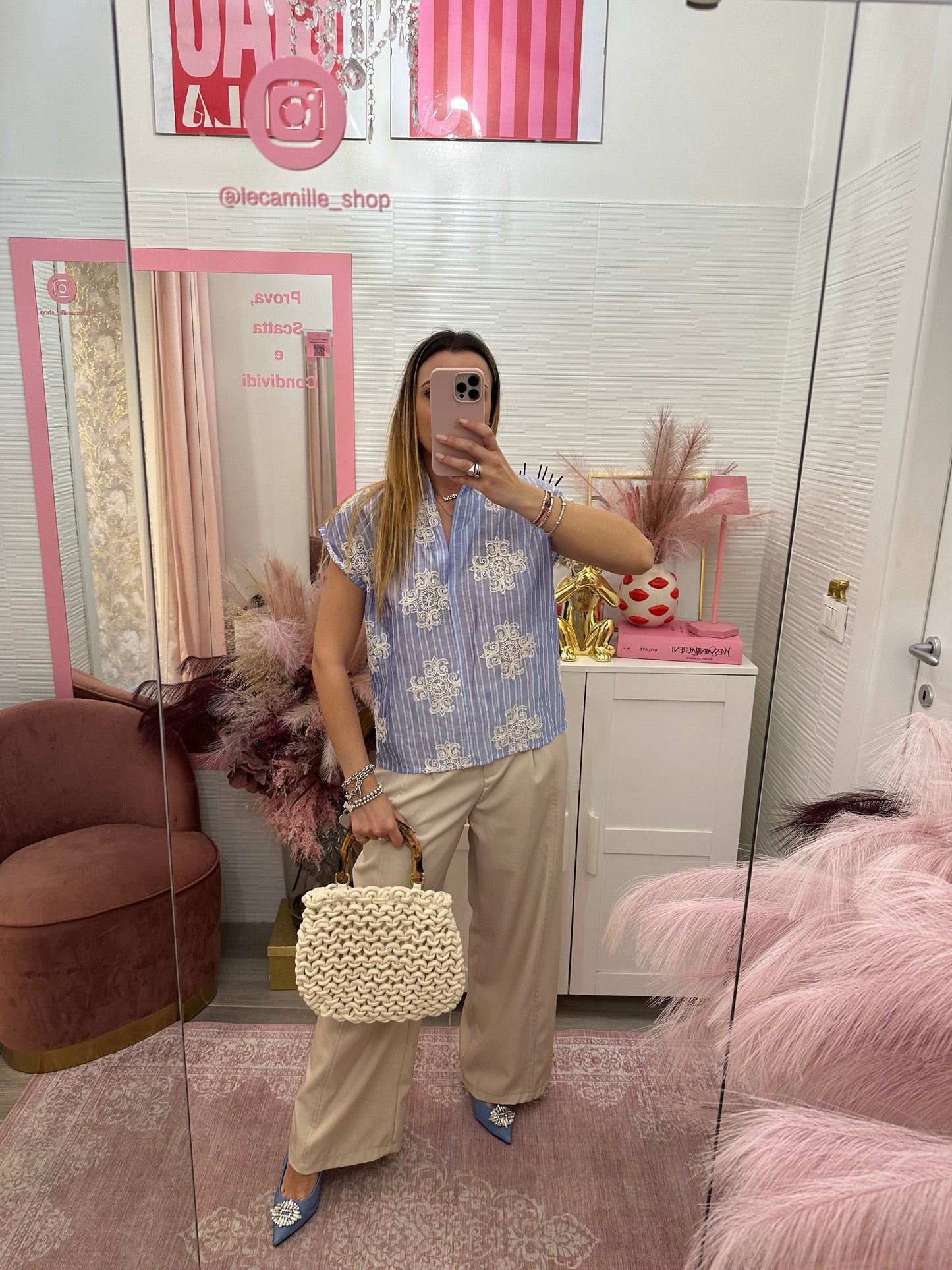 Blusa a righe con dettagli ricamati