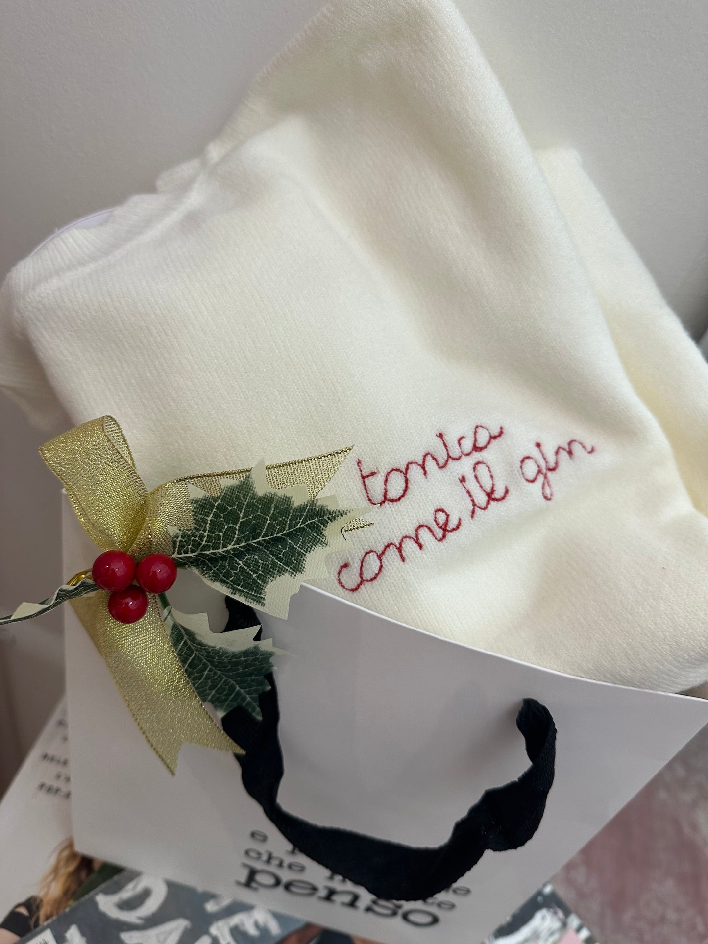 Pull scritta ricamata