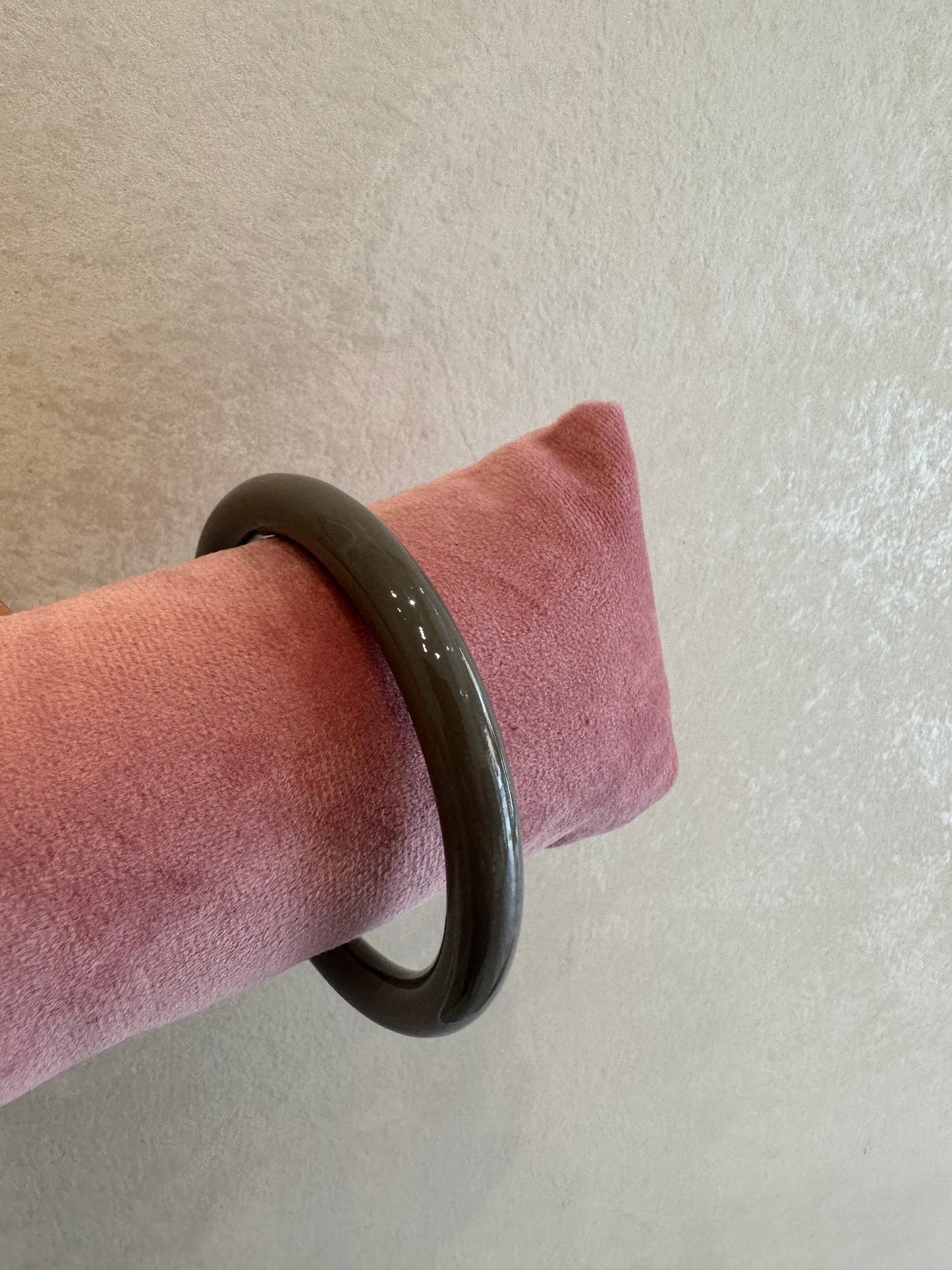 Bracciale rigido in resina