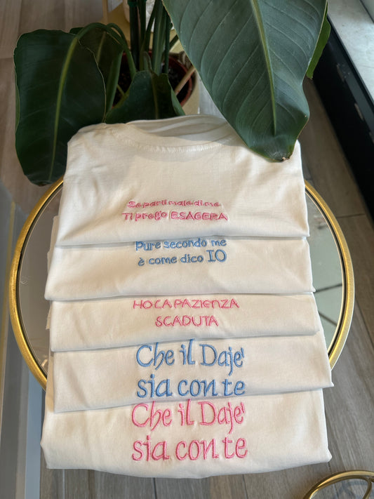 T-Shirt bianca con Scritta Ricamata