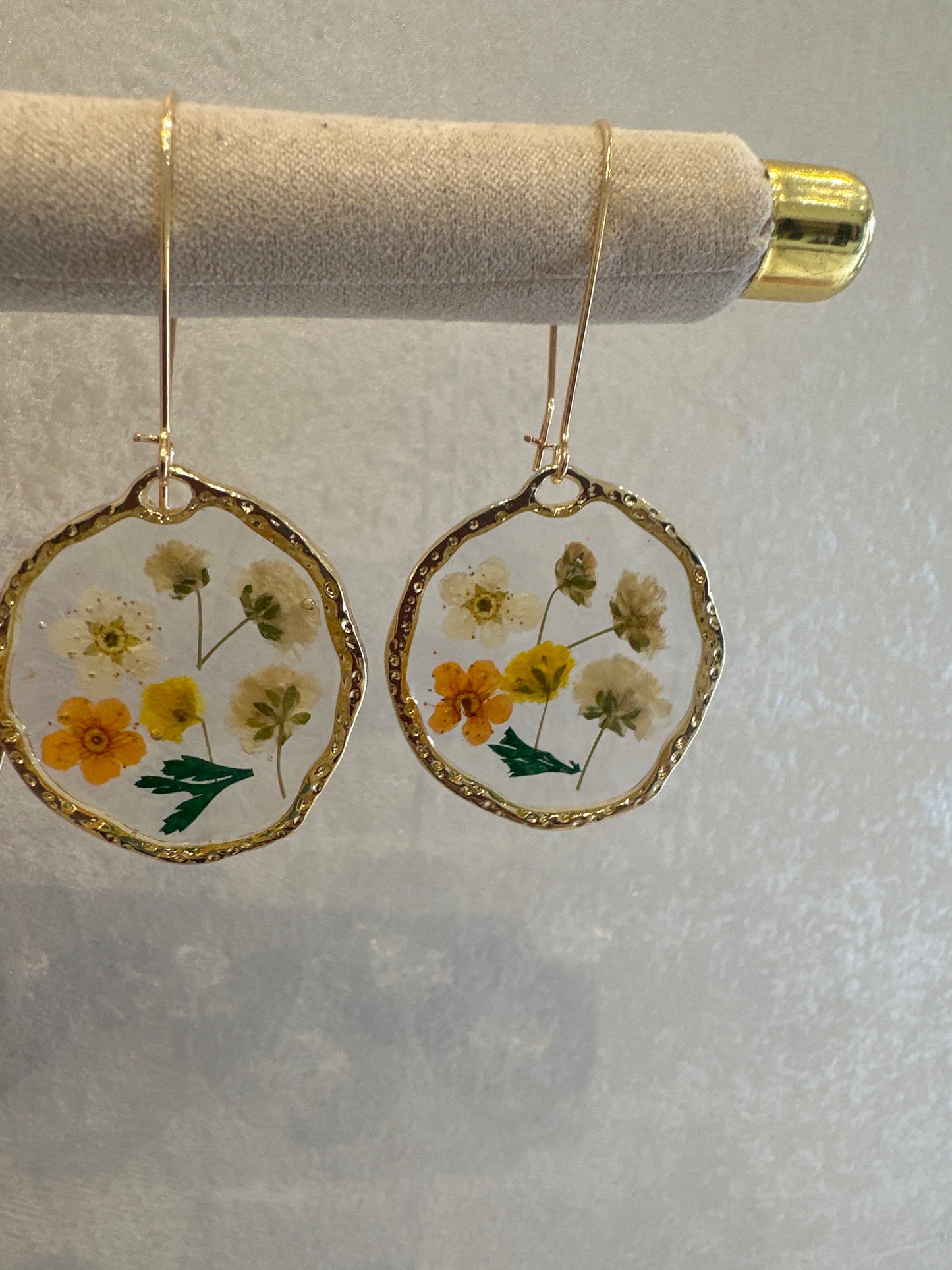 Orecchino medaglietta fiore