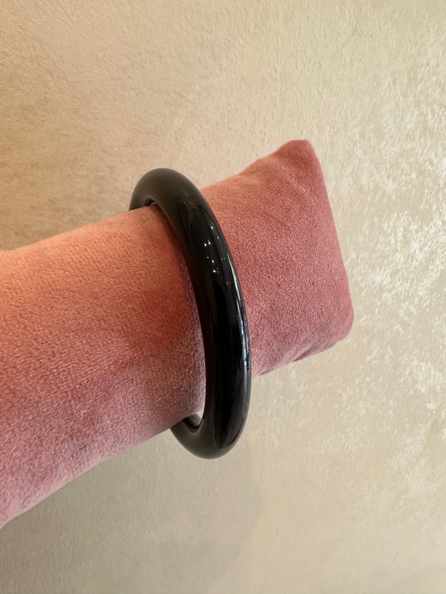 Bracciale rigido in resina