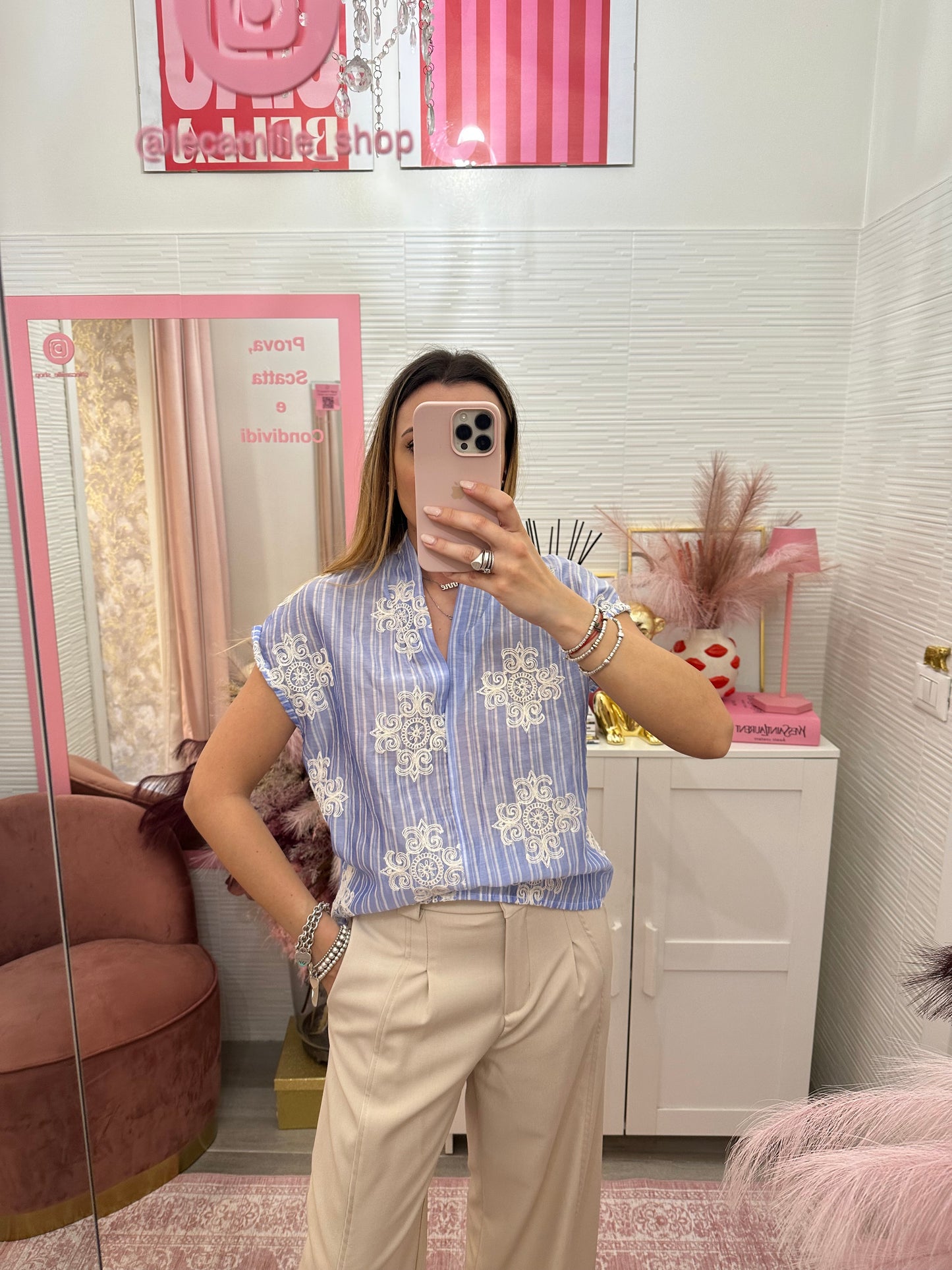 Blusa a righe con dettagli ricamati