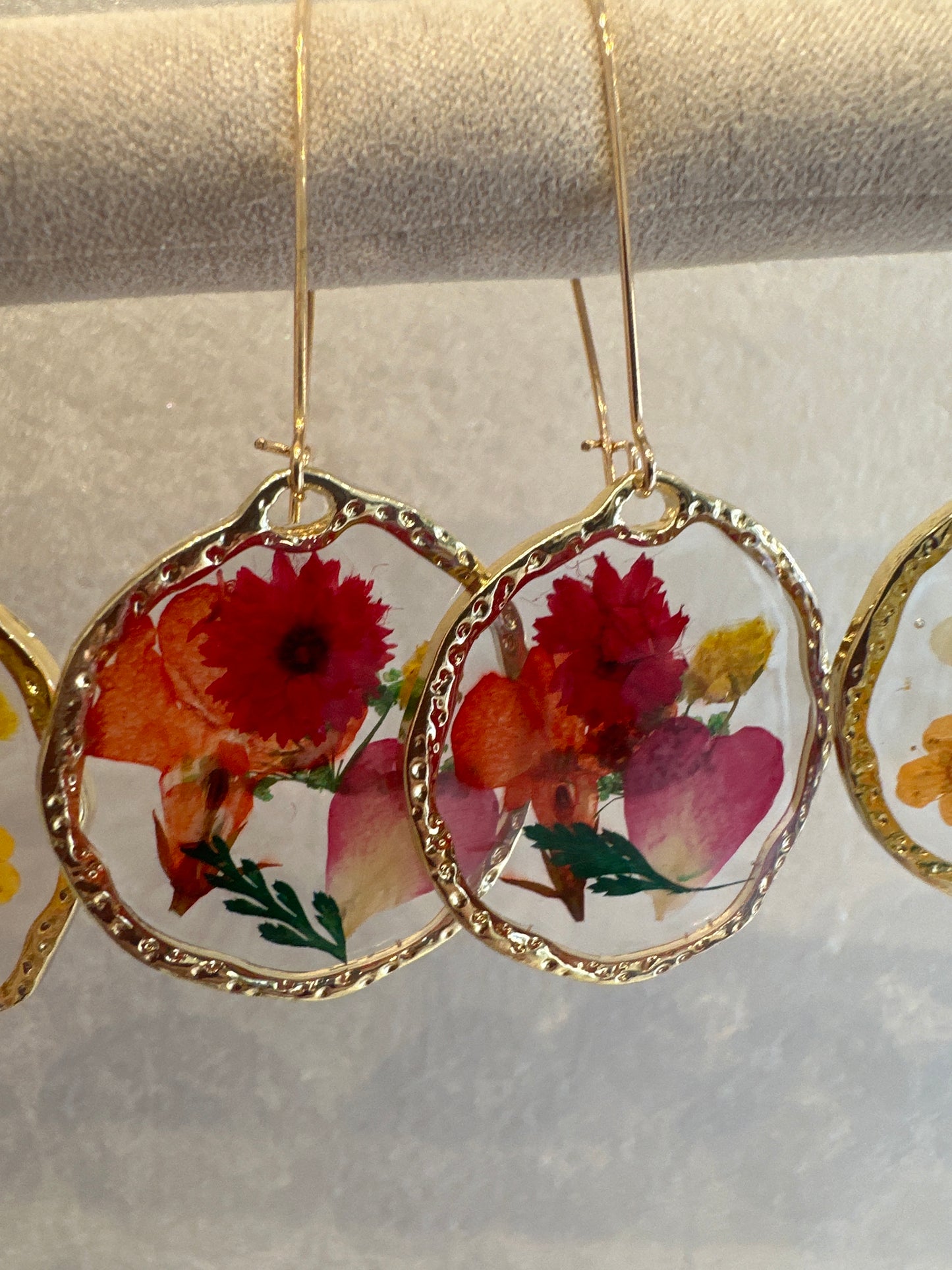 Orecchino medaglietta fiore