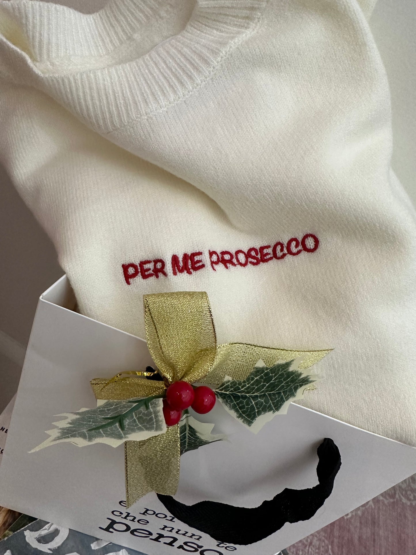 Pull scritta ricamata