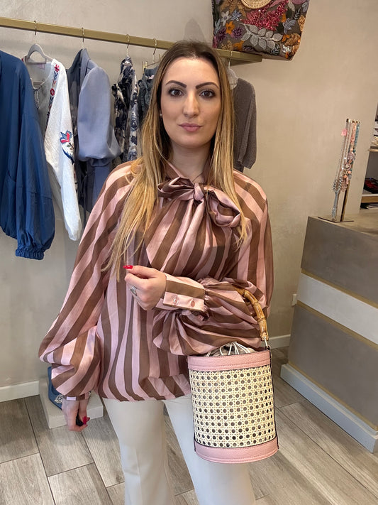 Blusa bicolor con fiocco