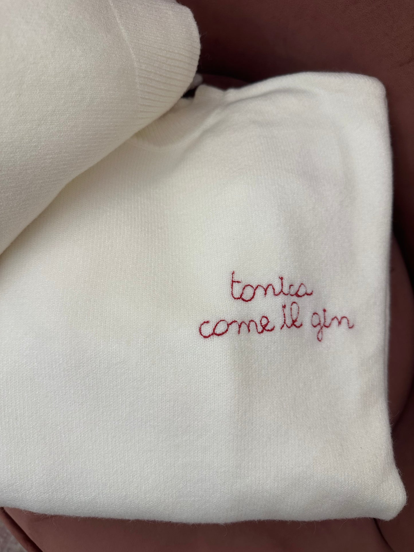 Pull scritta ricamata