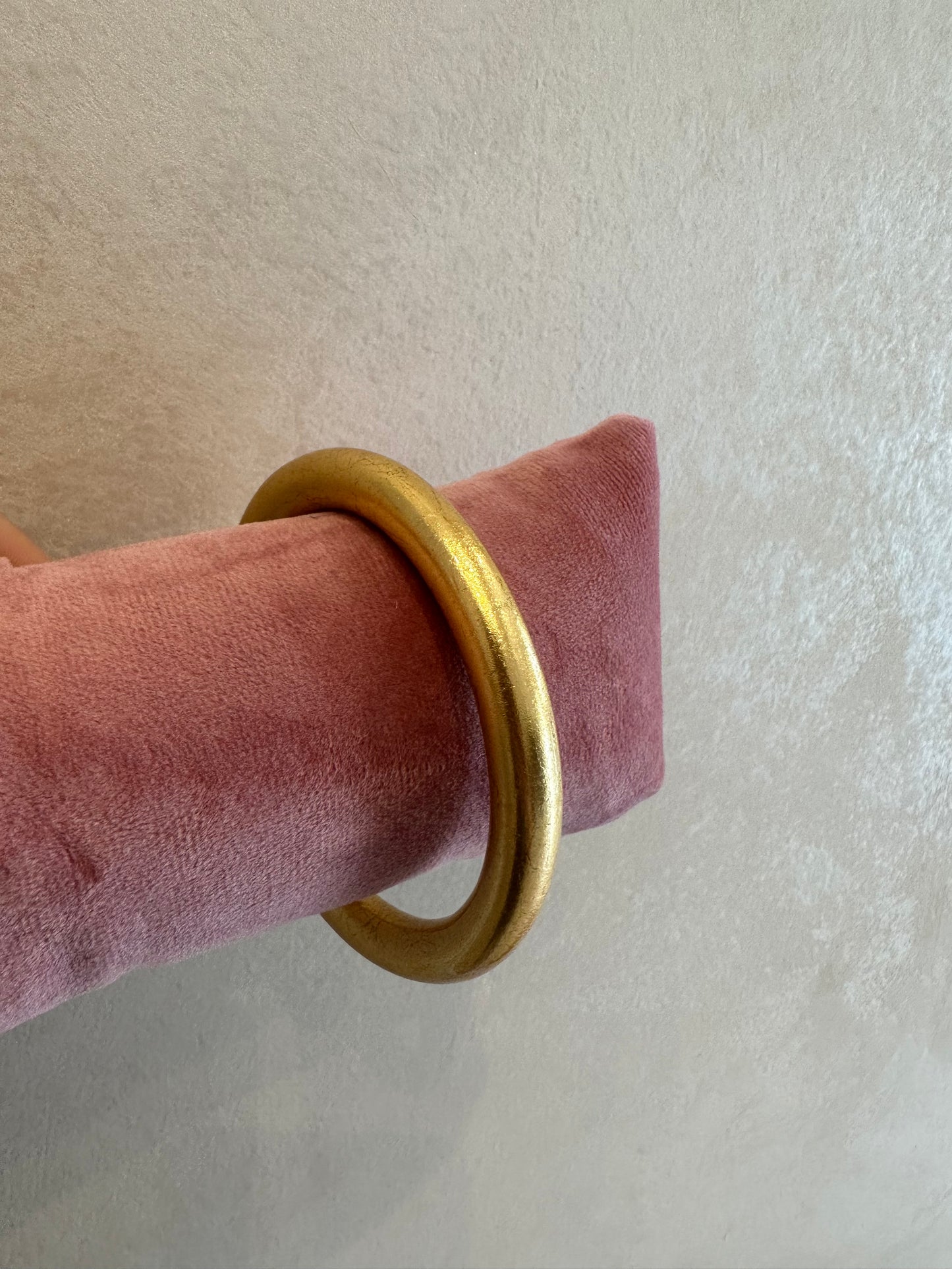 Bracciale rigido in resina