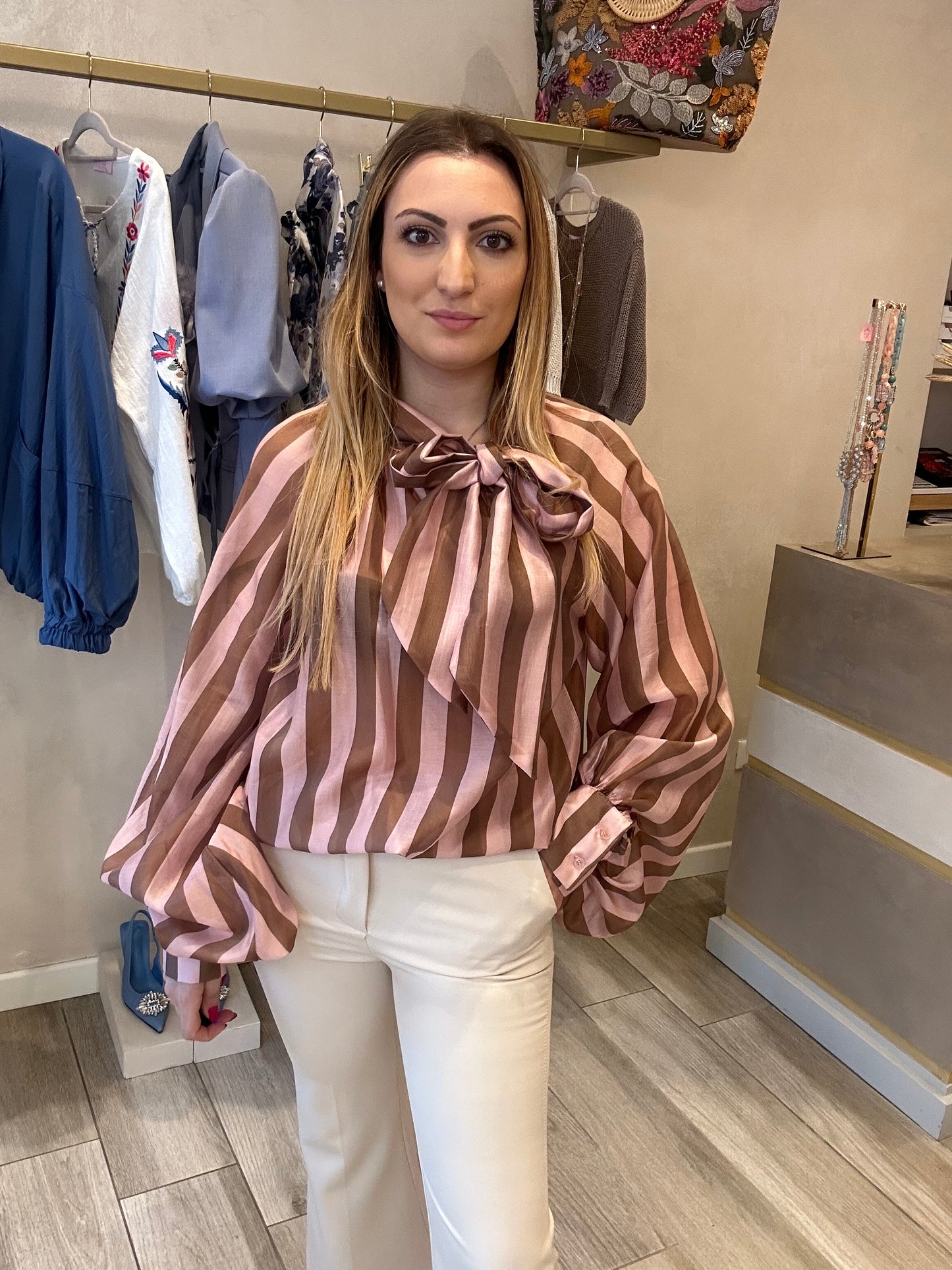 Blusa bicolor con fiocco
