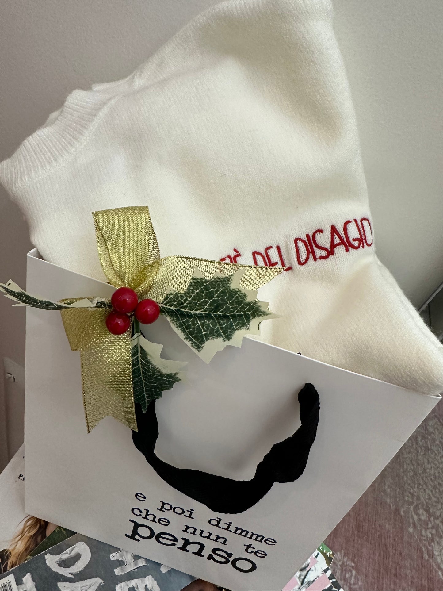 Pull scritta ricamata