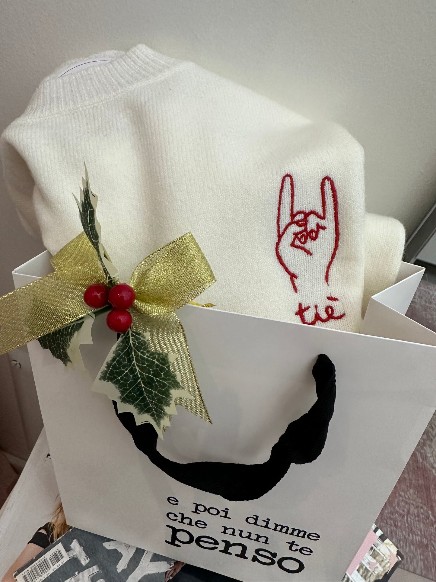 Pull scritta ricamata