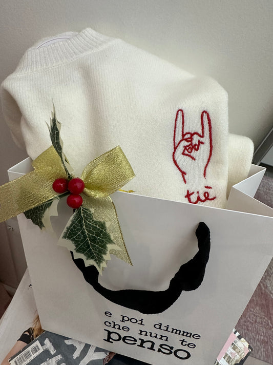 Pull scritta ricamata