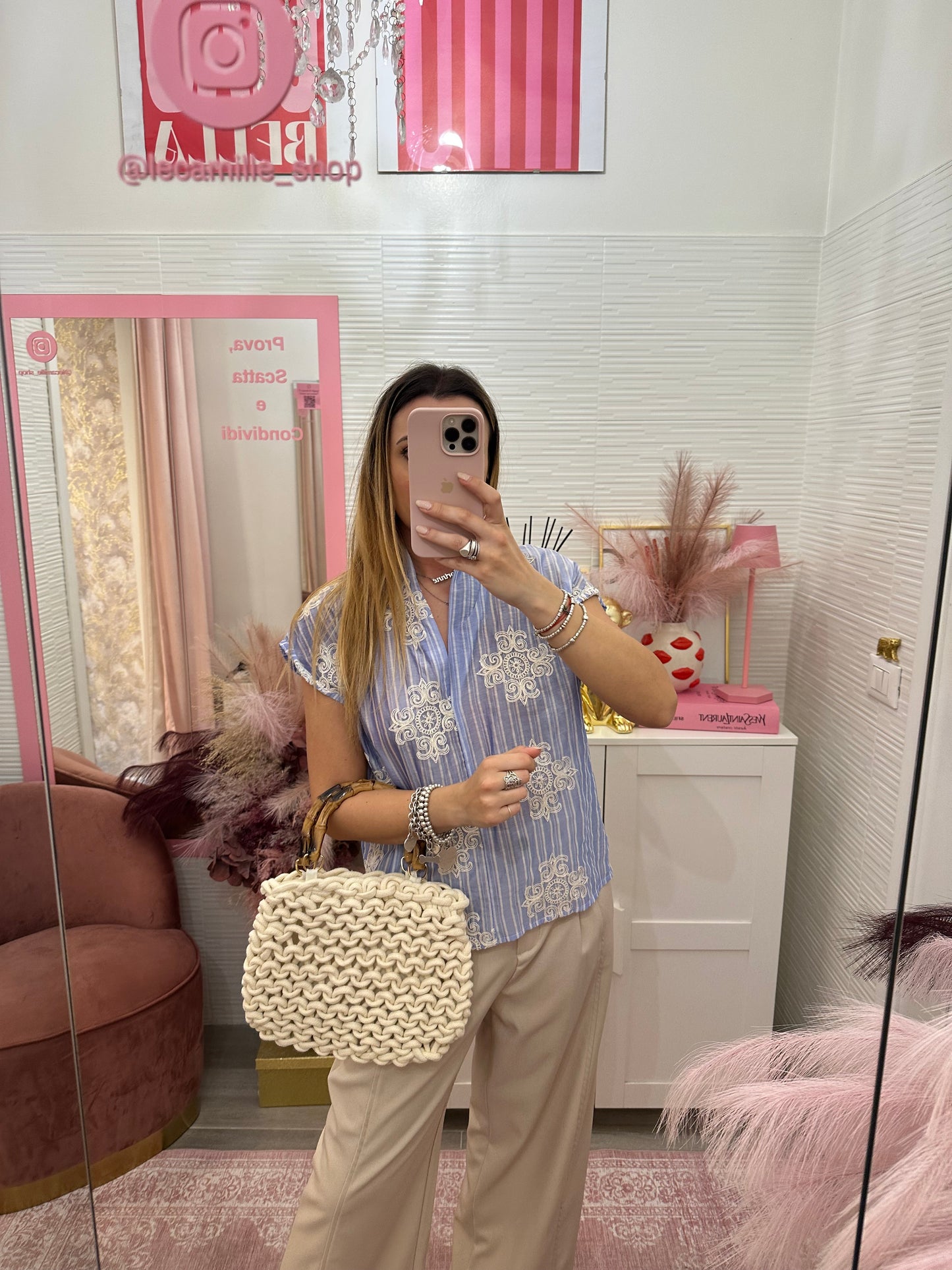 Blusa a righe con dettagli ricamati