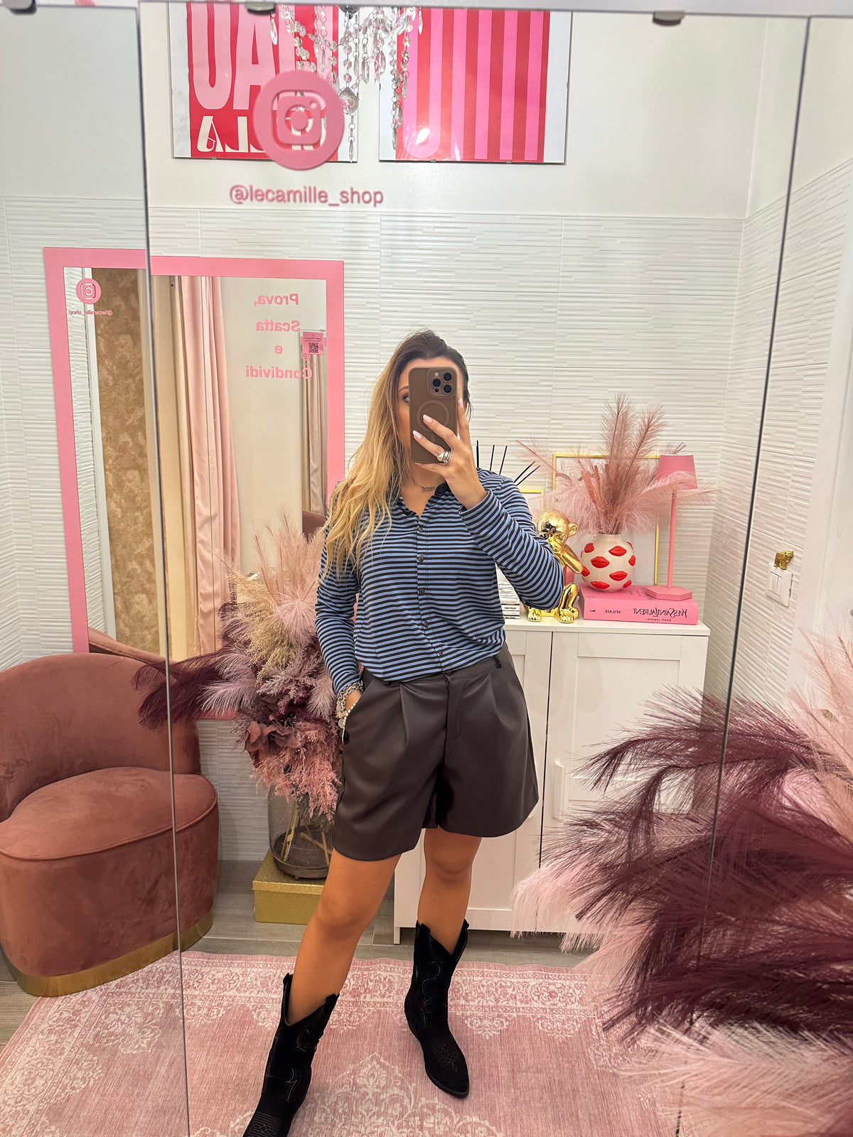 Maglia con colletto a righe blu