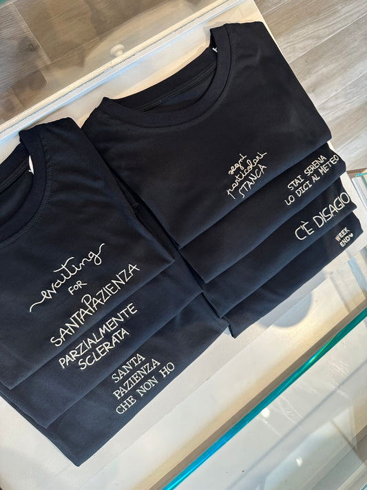 T-Shirt Scritta Ricamata Nera